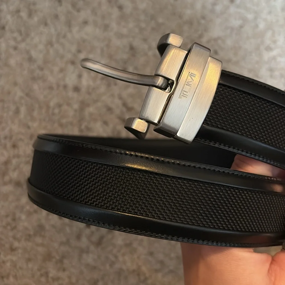 Excellent condition Tumi belt!